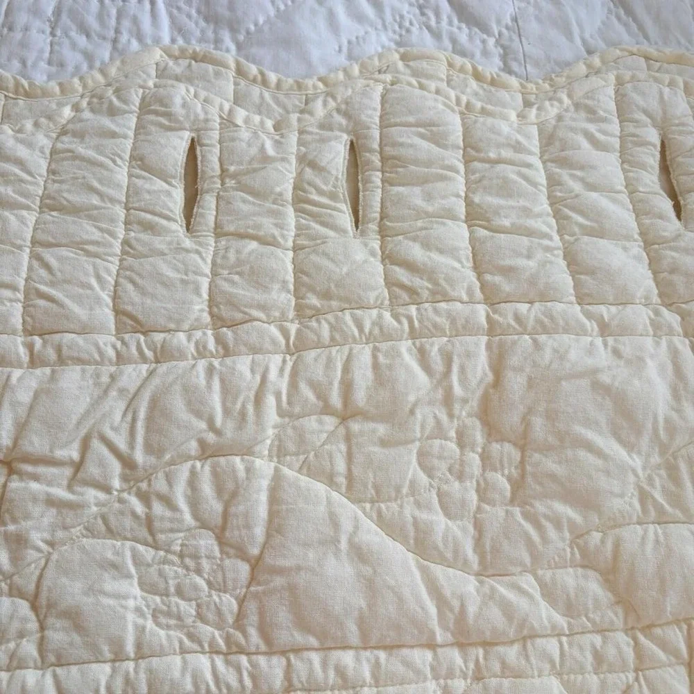Ivory Quilt Hanging Wall Quilt With Rod Insert Openings Scalloped Edge 44x63